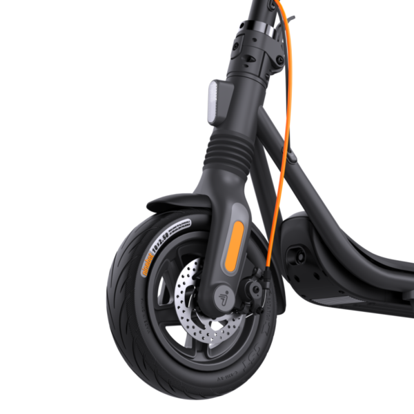 Segway Ninebot F2-Pro trottinette électrique vue de la roue avant avec frein à disque