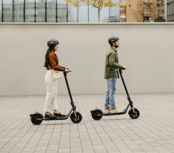 Segway Ninebot F2 trottinette électrique, un homme et une femme se baladent sur leurs trottinette