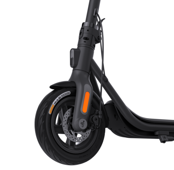 Segway Ninebot F2 trottinette électrique vue de la roue avant avec frein à disque