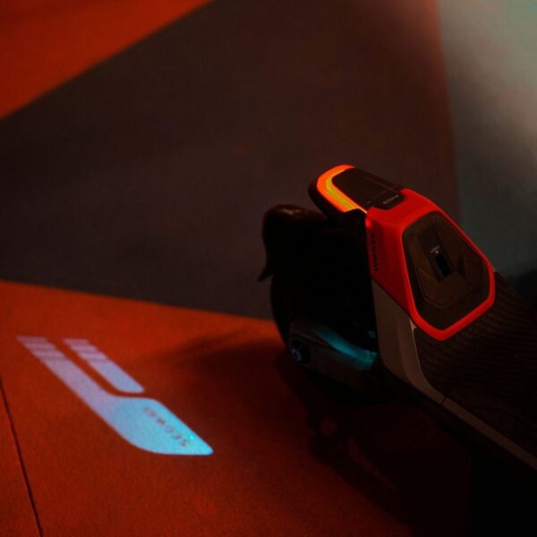 Segway KickScooter P100SE trottinette électrique vue des lumières arrières qui affichent le logo de la marque sur la routre