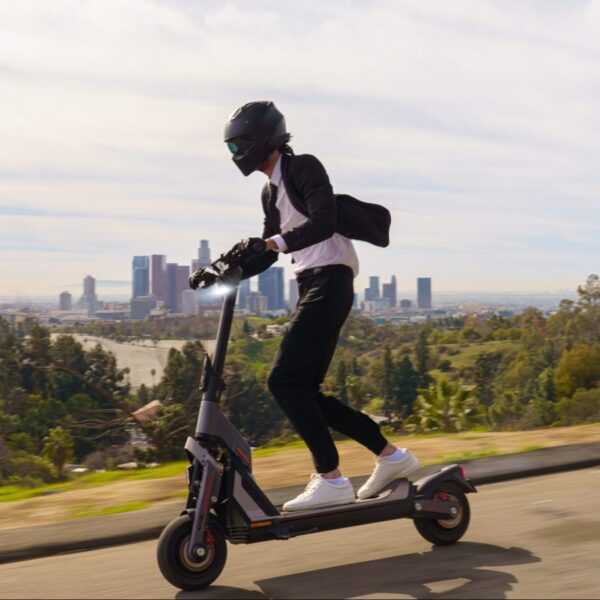 Trottinette Seegway ninebot électrique GT avec une personne qui porte un casque intégrale