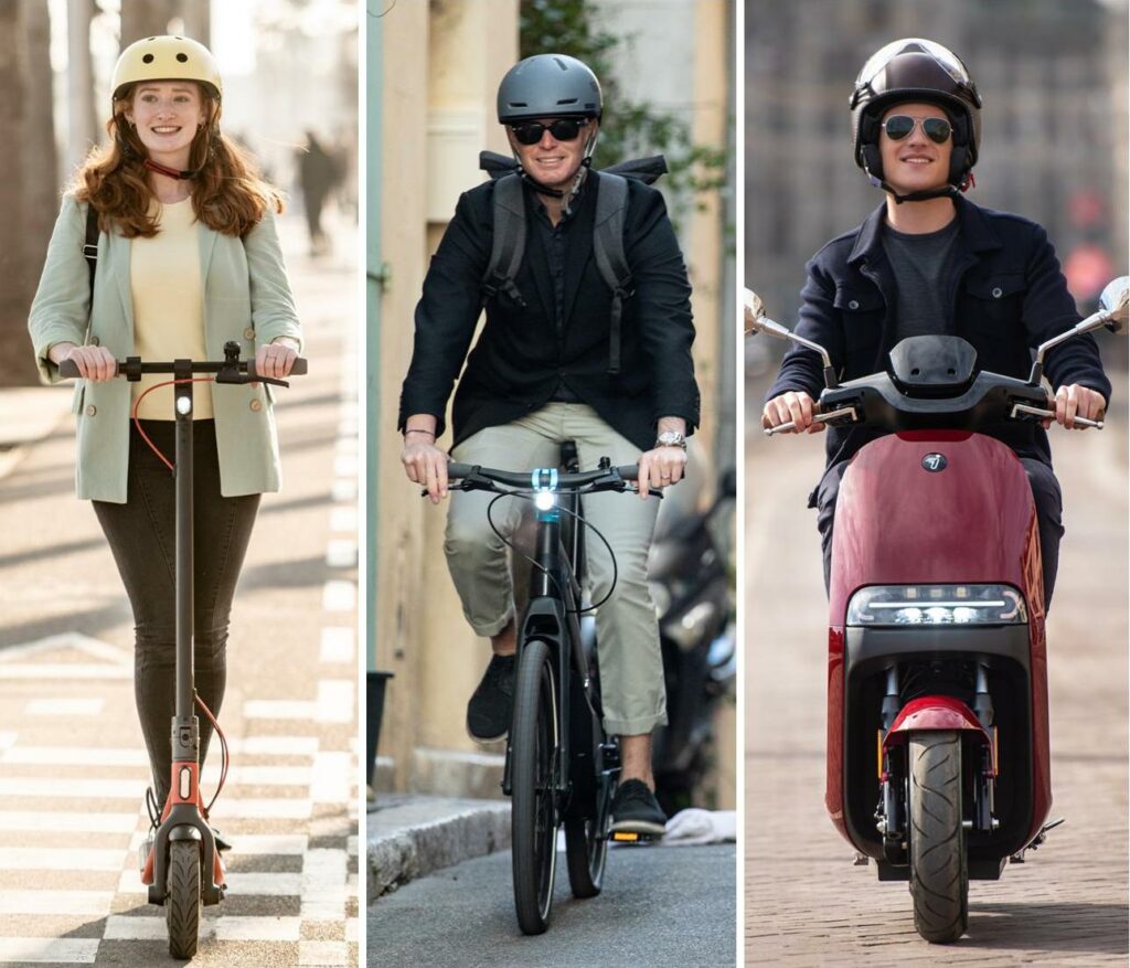 Une femme rousse sur sa trottinette électrique à gauche, au centre un homme à vélo électrique portant un casque et à droite un homme avec son casque et ses luettes sur un scooter électrique rouge