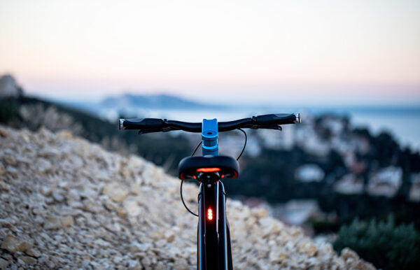 Vélo électrique I-WEECH sur une colline sportif avec vu sur la mer