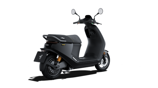 Scooter électrique noir, coffre spacieux sous une selle noire, Rétroviseurs droit et gauche