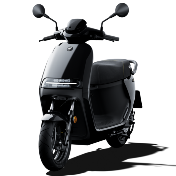 Scooter noir électrique vu de face.