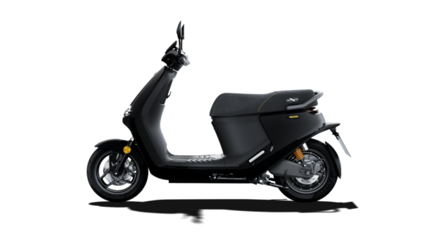 Scooter noir vu de profil. Coffre spacieux sous une selle confortable