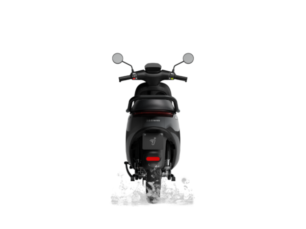 Arrière d'un scooter électrique étanche à la flaque d 'eau