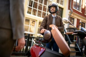 Le scooter électrique permet d'emporter des affaire et de loger son casque sous la selle