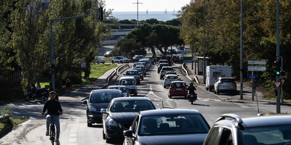 Le scooter électrique est une bonne solution pour éviter les embouteillages en centre ville comme ici La Rochelle. Crédit photo XAVIER LEOTY