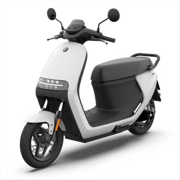 Scooter électrique Segway E110S en blanc est un scooter innovant idéal pour se déplacer en ville