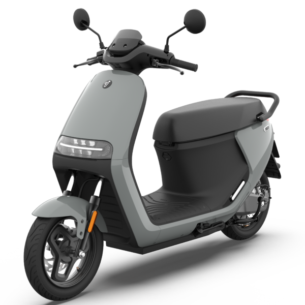 Le scooter électrique Segway E110S est présenté dans un coloris gris