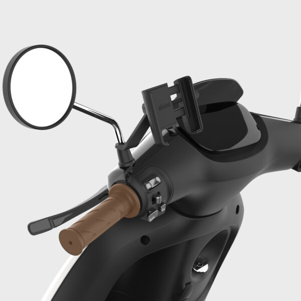 Le support de téléphone mobile pour 2 roues est présenté sur le scooter électrique Segway