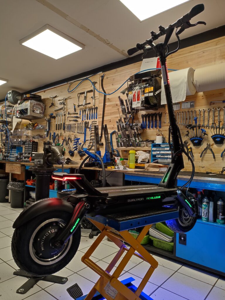 une trottinette électrique en réparation chez Citytrott