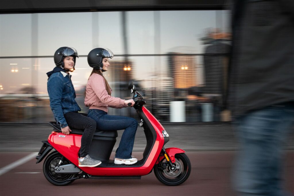Avec le scooter électrique on peut se déplacer à deux en toute sécurité