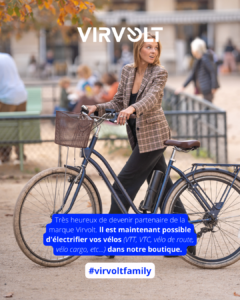 Une femme habillée en veste tailleur et pantalon se promène en ville est avec son vélo électrifié par Citytrott Nantes