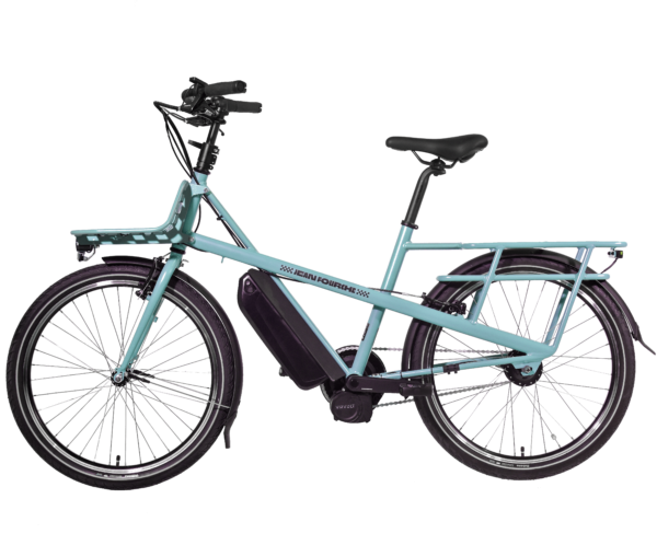 On peut voir le vélo électrique de la marque Jean Fourche à moteur pédalier dans le coloris bleu